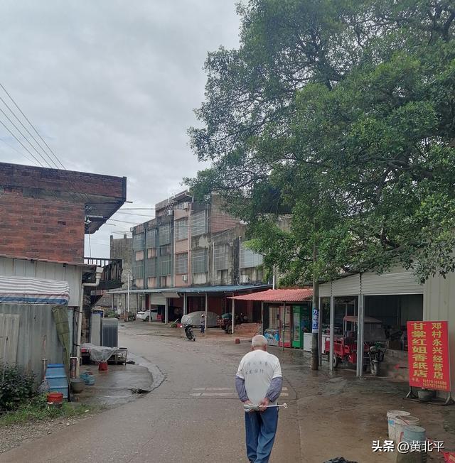 广西南宁市宾阳县邓姓人家起居而得名邓村，村内没有一户人家姓邓