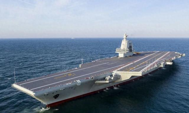 福建舰入列，老美哭丧着脸表示：不击沉它，我们都得跟着学用筷子