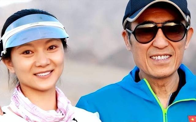 恩爱25年，75岁的张艺谋已老态尽显，比他小31岁的陈婷仍如花似玉