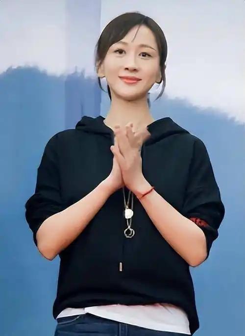 她拒绝潜规则，出道20年演了50部戏仍火不了，42岁还没结婚