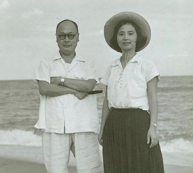 1962年，与周总理贺龙一起喝酒，陈毅猛地惊叫：张茜，我的脚好痛