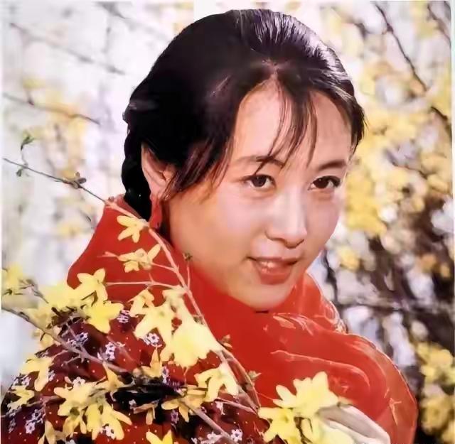 61岁江嘉良似30岁小伙，同框62岁妻子像母子！恩爱多年甜蜜依旧