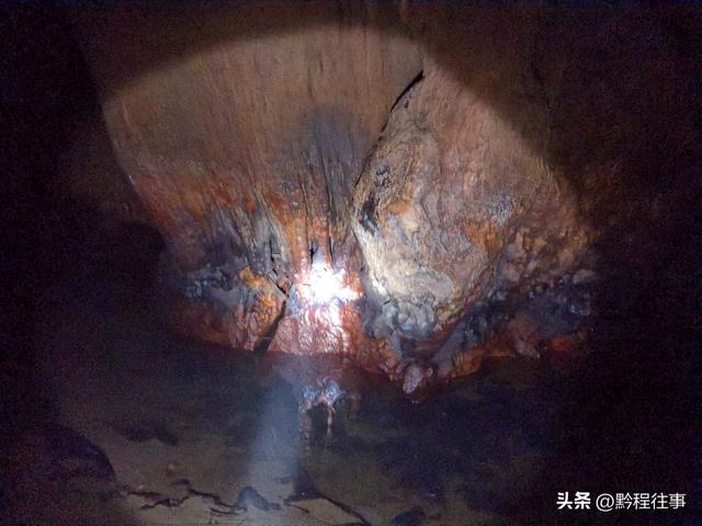 探险贵州深山原始溶洞，遇见一个躲匪洞、一座红军坟