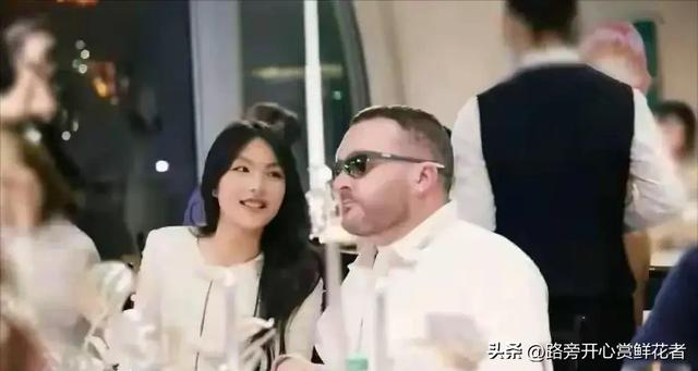 王诗龄回国后在宴会上惊艳到大家!真成财阀千金了,骨子里的优雅