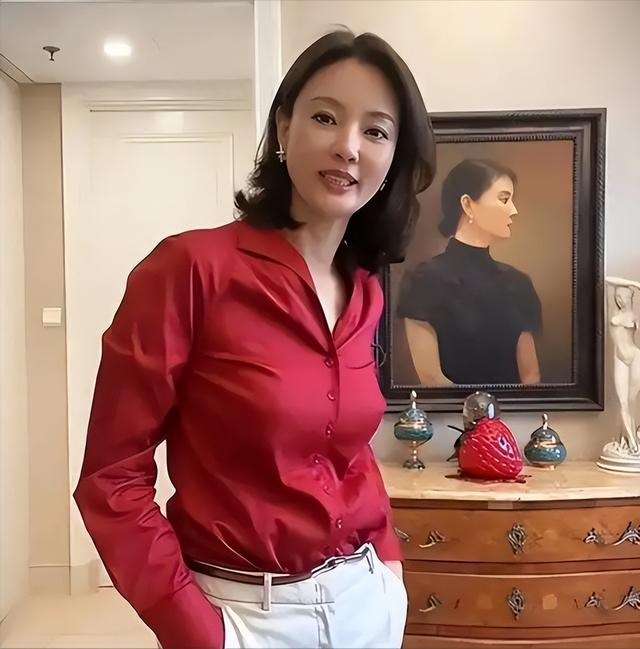 她曾是“央视台花”，男友被判死缓，丈夫狱中身亡，47岁无人敢娶