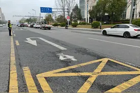 “多车位串联掉头” 天府新区多个路口实施掉头新模式！图片