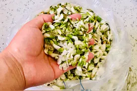 蒸槐花，最忌直接倒面粉！做好这3步，清香松散，不粘不黏不成坨图片