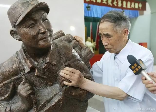 老人在北京军博摸文物被制止，他却语出惊人：我背它走完的长征
