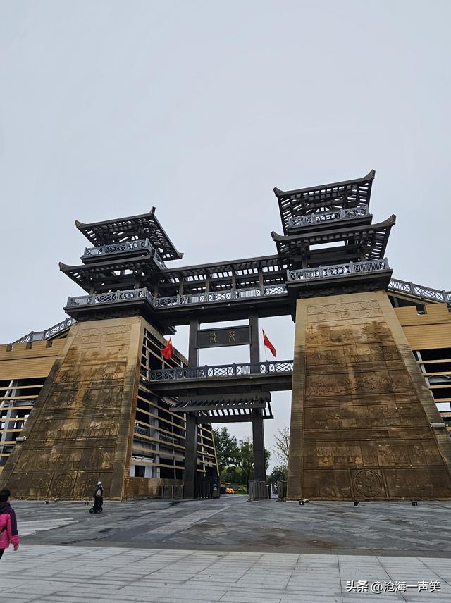 周末神仙去处，苑城公园，既可以赏金黄的银杏叶，还可以赏水景