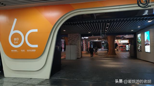 长沙五一广场中的废墟商场，位于地铁口，却仅有三四家商店营业