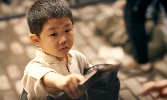 3岁上央视，5岁上春晚的男孩张峻豪，如今独来独往，还厌学？