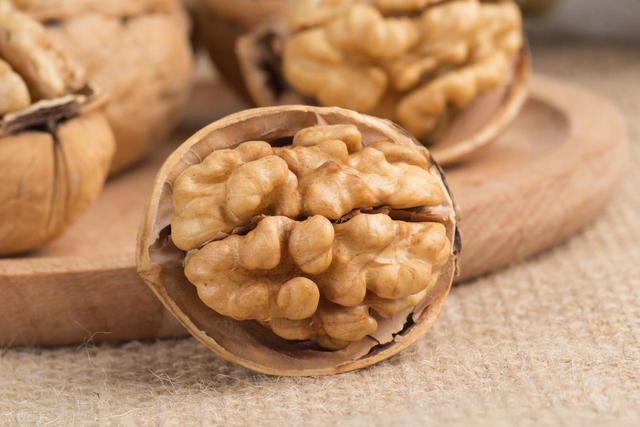 上海交大研究：脑梗患者每天吃核桃，半年后3个惊喜改变