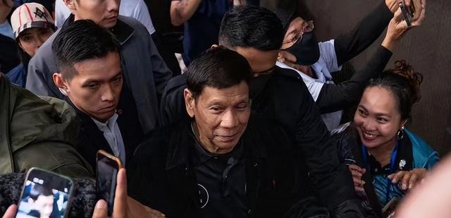 老杜出狱大结局？逮捕他的警察长，连夜出大事，阿基诺家族已参战