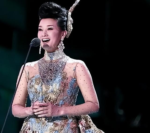 宋祖英和老友在北京观看京剧《穆桂英挂帅》