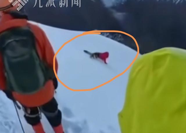 驴友登5588米雪山滑坠身亡，摔倒时绝望呼喊,知情人:帮人拍照绊倒