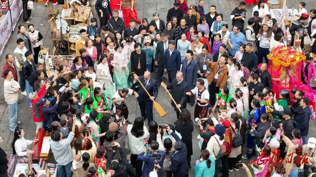 岳阳楼前全员穿越，这波国风操作太酷了！