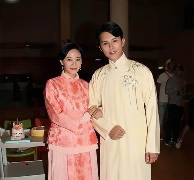 恭喜！TVB知名男星毫无预警宣布结婚，自曝对富贵女友一见钟情