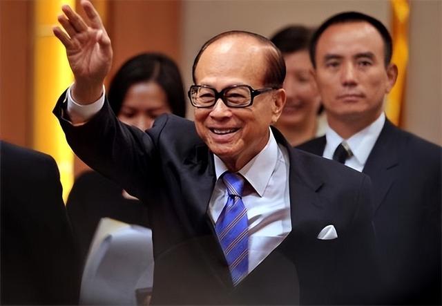 2909亿身价也没用！97岁李嘉诚油尽灯枯，最担心的是两个60岁儿子