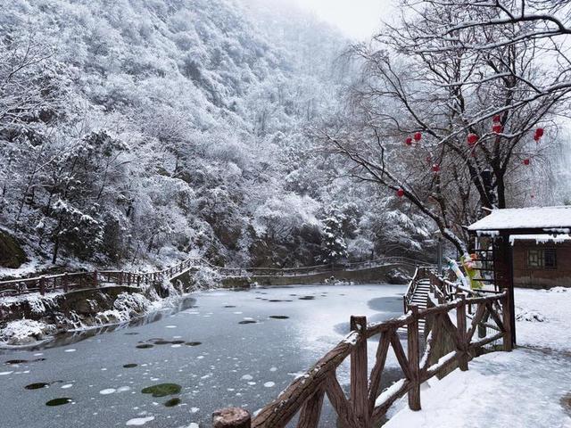 迎新年西安金龙峡冰崖飞瀑冰雪节欢乐开幕
