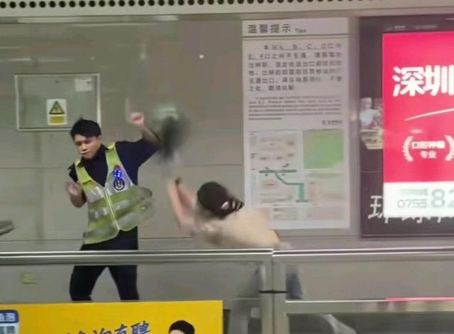 女子打地铁安检员事件升级！丑恶嘴脸曝光，原因被扒，全网已社死