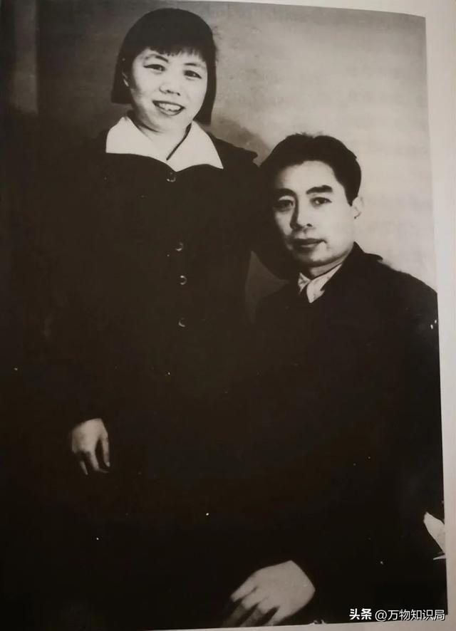 老照片：周总理当众跳起来，为邓大姐摘苹果，浪漫温馨少年气十足