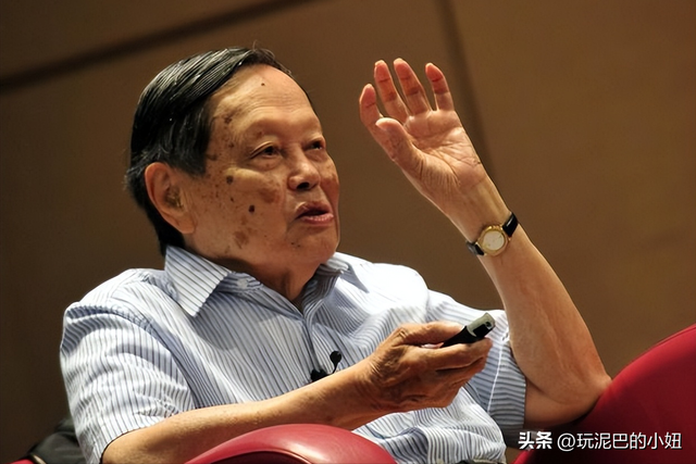 杨振宁追悼会现场！翁帆站首位神情悲伤，64岁老者曝杨老两个贡献