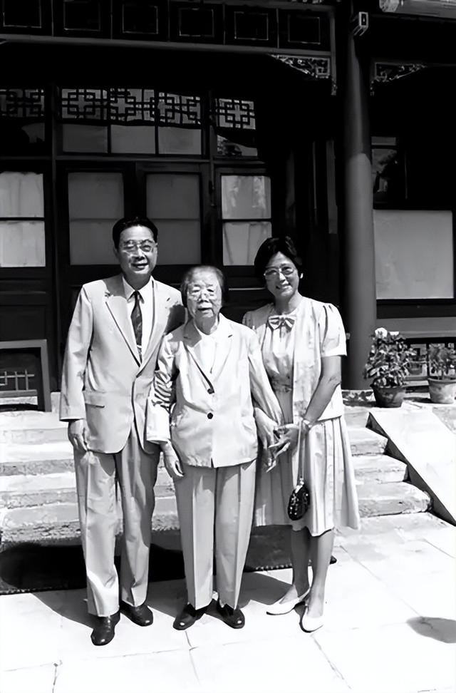 李鹏总理儿媳罕见留影，五官端正长相大气，爷爷功勋卓著比肩元帅