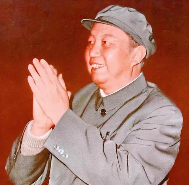 华国锋为毛主席守灵时，借口先行离开，随后拨通了一人的电话！