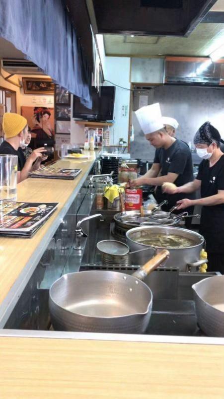 安徽小伙到日本开餐厅年入百万，娶小7岁美娇妻，定居日本23年