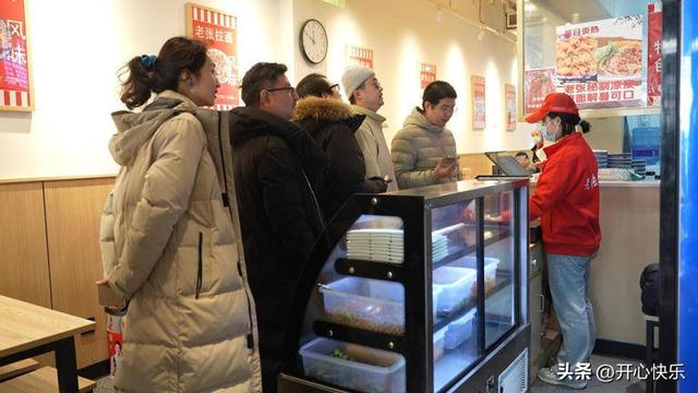 北京一拉面馆因“标语”走红，让我意识到，西贝到底有多落后