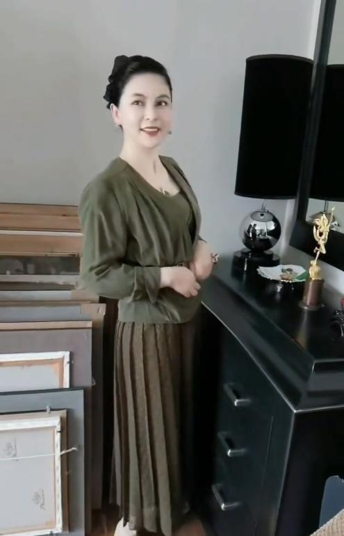 知名演员嫁大44岁老艺术家，现丈夫91岁垂垂老矣，她47岁貌美如花