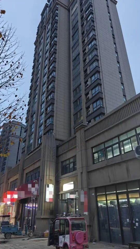 “妻儿三人被发小杀害案”今日开庭，丈夫随身携带妻儿照片参加庭审：如果今天宣判了，就赶回去给妻子过生日