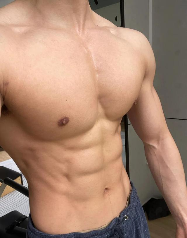 26岁北京自由健身教练，晒泵感肌肉，这身材可以制霸健身房了