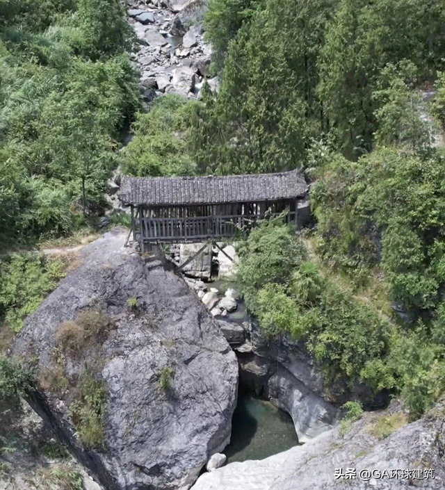 重庆深山惊现“奇桥”：不用一钉，未立一锚，悬空百年不倒！