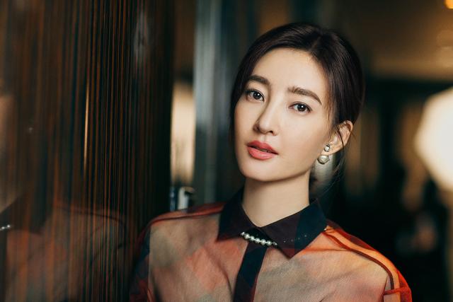 诈骗14亿，看到金条法拉利被拍卖，才懂王丽坤夫妇的生活有多奢靡