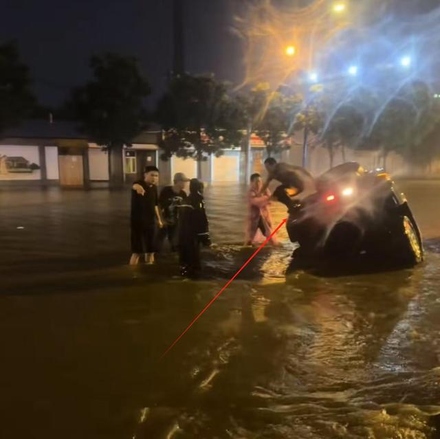 暴雨中小伙救人，手机丢了想找回，听了被救男子的话，他心寒走了