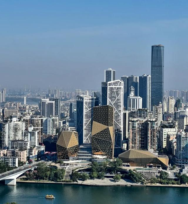 苏林乘高铁到广西，全程2400多公里速度快。经桂林柳州南宁景色美