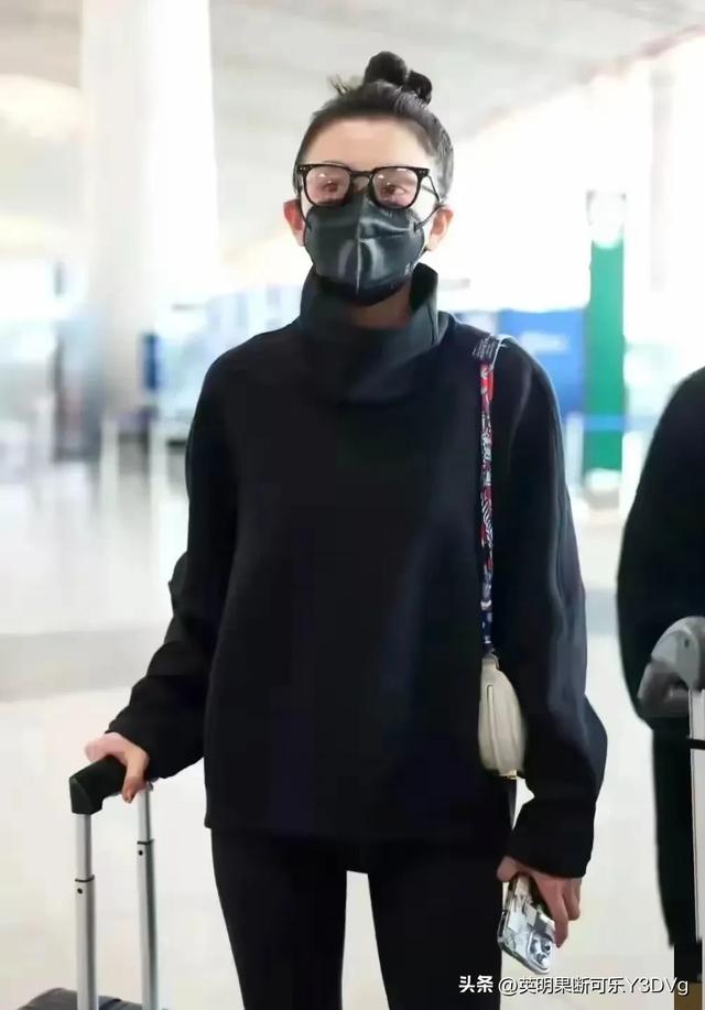 宋祖儿瑜伽裤机场直拍，这也太辣眼了吧，公共场合这样穿合适么？