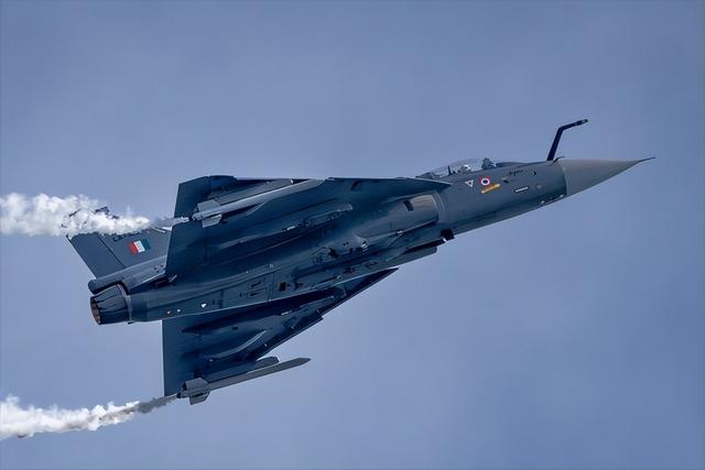 起飞前还在漏油！印度“光辉”战机迪拜坠毁，飞行员为何没跳伞？