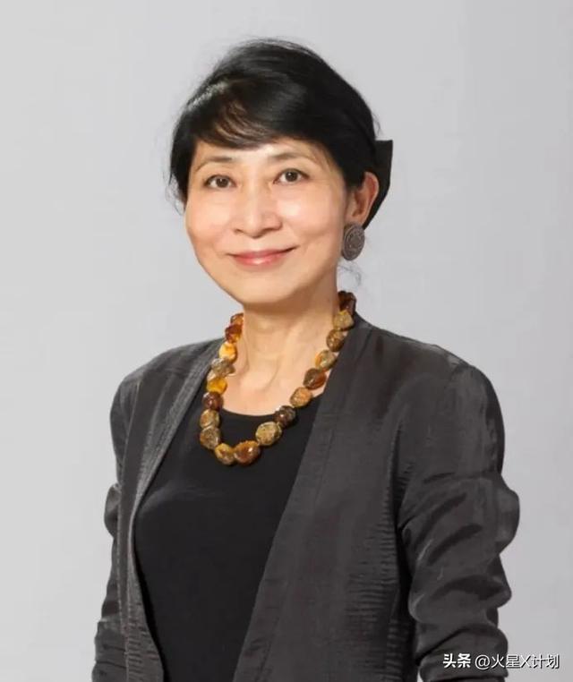 苍天饶过谁！拒唱国歌否认中国籍，俩儿子落户国外，她现状如何？