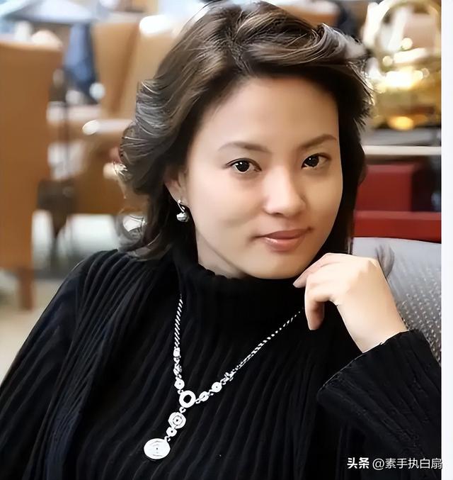 央视最惨女主持：男友被判死缓，丈夫惨死狱中，如今48岁依旧单身