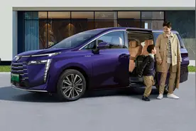 这才是顶级商务车！油电混动，喝92仅5.5L，双零重力座椅，16万级图片