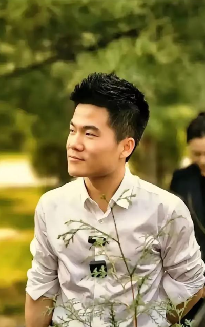 官媒发文，高调官宣32岁董宇辉喜讯，全网恭喜，终于等到这一天