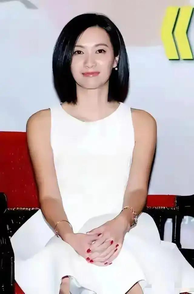 女神已经老了，素颜出镜	，老态龙钟，像一位老大妈