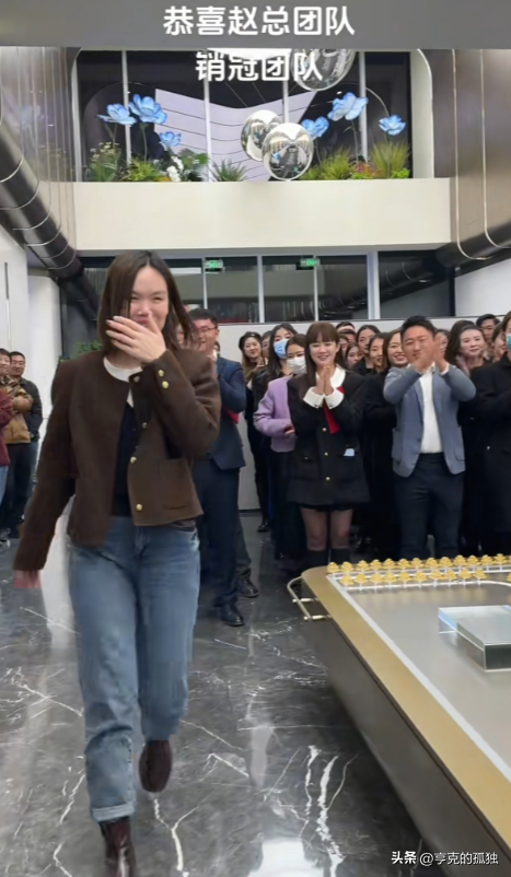 百万年薪网红"赵总"离职，入职10年，员工放炮欢送，老公在家躺平