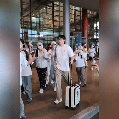 7月16日，国乒平安到达北京，莎莎vip，王楚钦被围拍