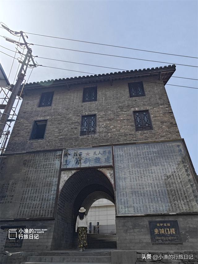 陕南小城不起眼的城门楼子，密密麻麻写满了字，走近一瞧大吃一惊