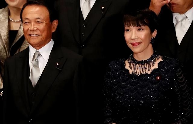 中美日航母齐聚西太？中方喊话高市背后人物	，日本收到三个坏消息