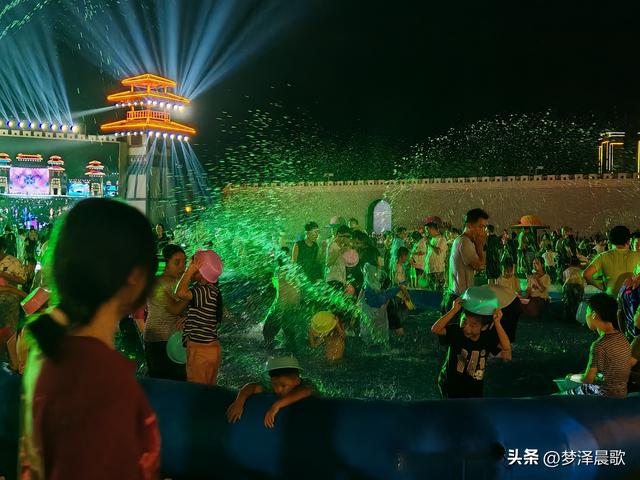 湖北：云梦举办首届花样泼水电音节