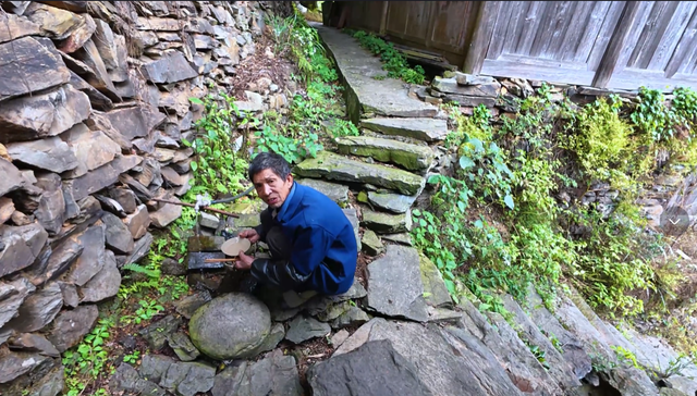 贵州被时光遗忘的古村落，依山傍水环境优美，搬迁多年杂草丛生